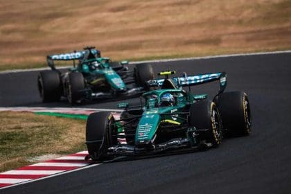 Aston Martin AMR26 aracı ve pilotları Fernando Alonso ve Lance Stroll'u gösteren fotoğraf