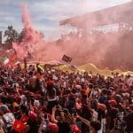 Formula 1 yarışında görevli F1 gönüllüler, pist güvenliğini sağlıyor