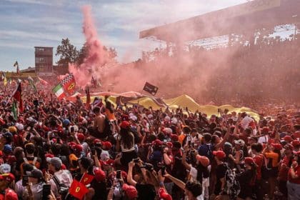 Formula 1 yarışında görevli F1 gönüllüler, pist güvenliğini sağlıyor