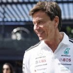 Toto Wolff F1 2026 araçlarını savunuyor, taraftar desteği arkasında, Mercedes patronu