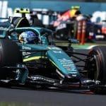 Fernando Alonso, Japonya GP'sinde Aston Martin ile yarışırken. Aston Martin Sürprizi bekleniyor.