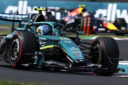 Fernando Alonso, Japonya GP'sinde Aston Martin ile yarışırken. Aston Martin Sürprizi bekleniyor.