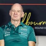 Adrian Newey Aston Martin'e katılırken padokta görüntüleniyor.