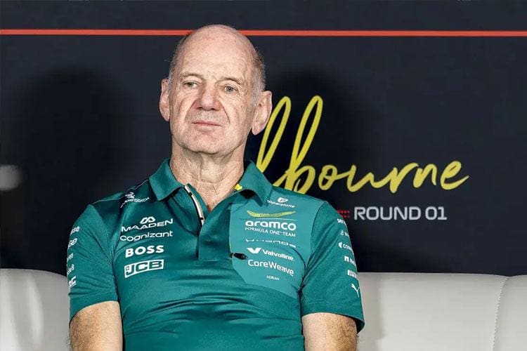 Adrian Newey Aston Martin'e katılırken padokta görüntüleniyor.