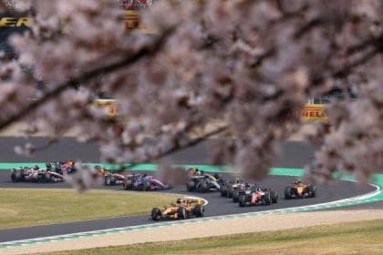Formula 1 yarış arabası pistte hızla ilerliyor, F1 Haberleri
