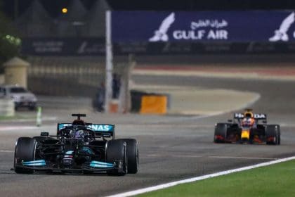 Lewis Hamilton ve Max Verstappen 2021 Bahreyn GP'sinde mücadele ediyor