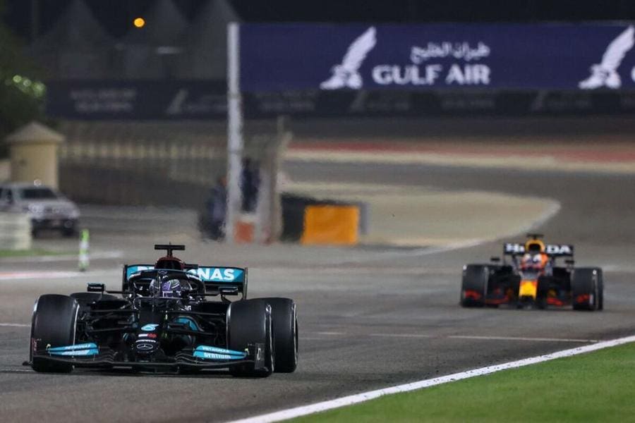 Lewis Hamilton ve Max Verstappen 2021 Bahreyn GP'sinde mücadele ediyor