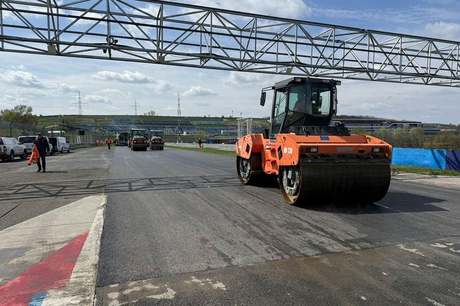 Hungaroring pistinde yeni asfalt çalışmaları devam ediyor, F1 için heyecan verici gelişmeler.