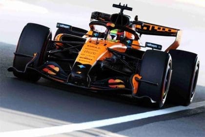 Oscar Piastri F1 Japonya Grand Prix'sinde podyumda, McLaren aracıyla zafer kutluyor.