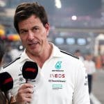 2016 sezonunda yaşanan Hamilton Rosberg krizi ve Mercedes'deki gergin atmosferi yansıtan bir fotoğraf