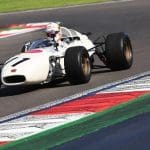 Honda RA272 F1 aracı Kawagoe sokaklarında gösteri yaparken.