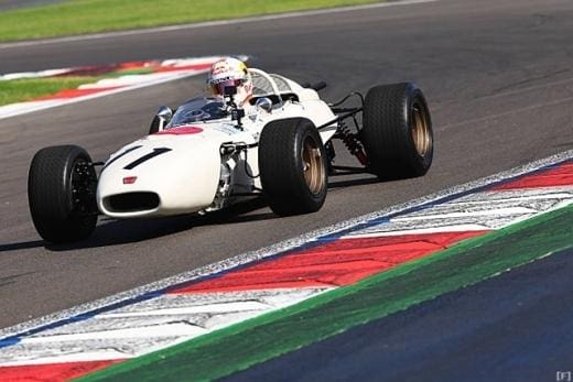 Honda RA272 F1 aracı Kawagoe sokaklarında gösteri yaparken.