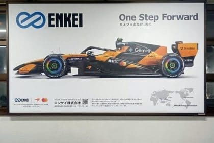 ENKEI ve F1 reklamı, Şinkansen Hamamatsu İstasyonu'nda.