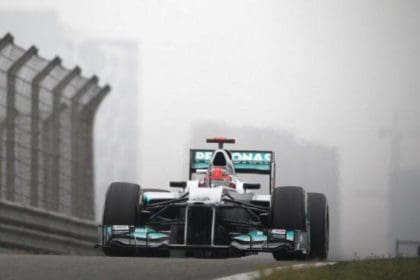 Michael Schumacher'in yarış aracıyla pistte olduğu bir fotoğraf. Schumacher'in çalkantılı günleri F1 arşivinde.