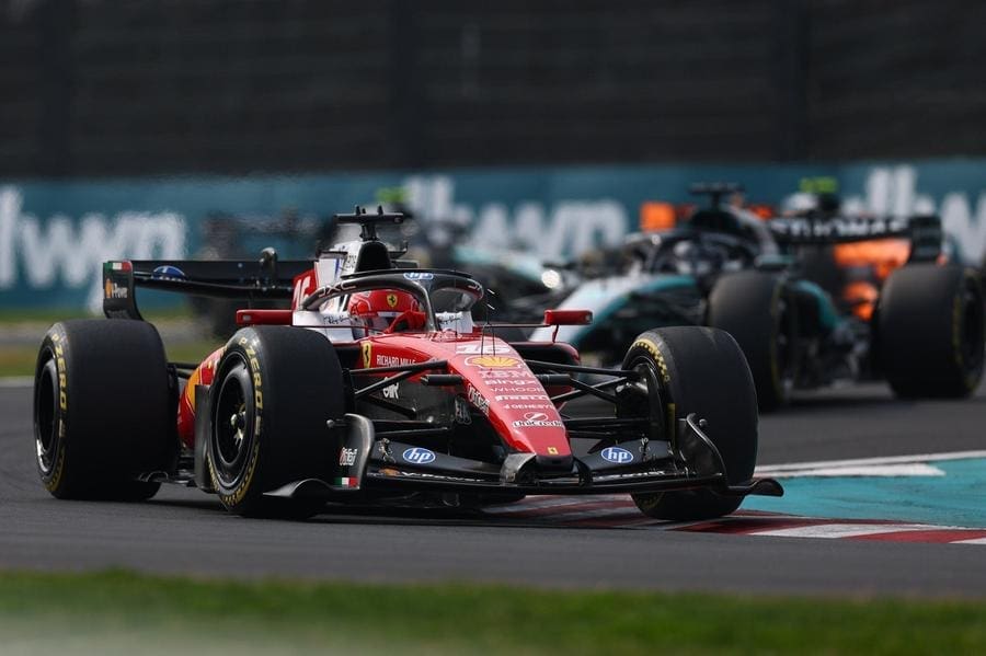 Charles Leclerc, Ferrari aracıyla. 2026 F1 kuralları hakkında tartışmalar sürüyor.