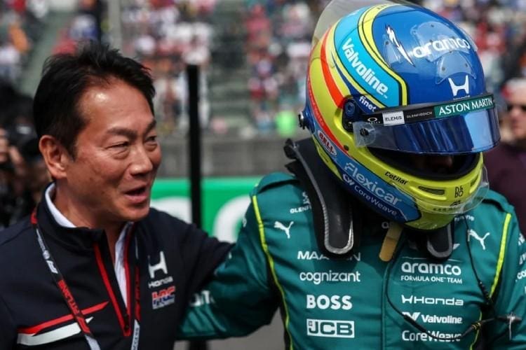 Fernando Alonso, Aston Martin aracıyla Japonya GP'sinde pistte, Alonso ve Aston Martin işbirliği