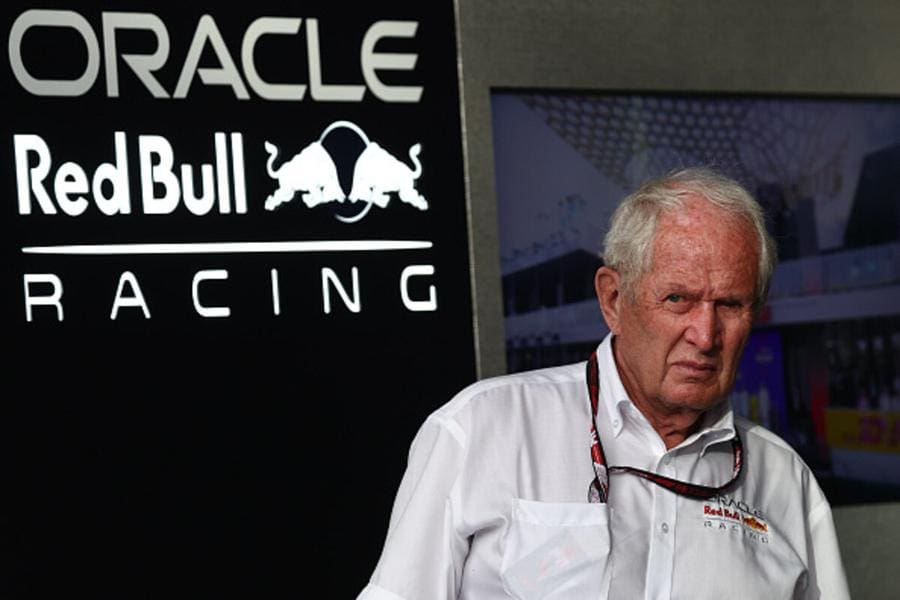 Helmut Marko Red Bull Ring elçisi olarak gülümsüyor, motorsporları ikonu.