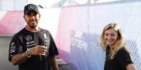 Lewis Hamilton Doriane Pin'e F1 desteği verirken, Mercedes garajında samimi bir an.