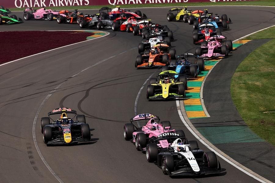 F2 Kuzey Amerika yarışı için heyecan dorukta! Yarış araçları pistte hazır.