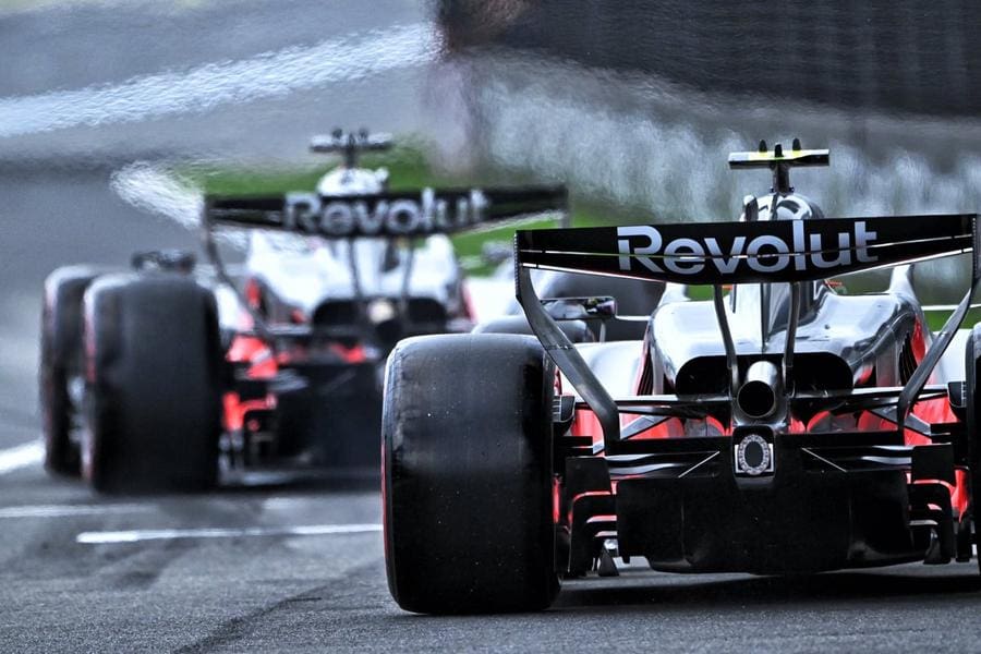 Audi F1 aracı pistte hızla ilerlerken, Audi F1 başarısı göz kamaştırıyor