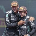 Mercedes F1 aracı, George Russell ve Andrea Kimi Antonelli ile podyumda.