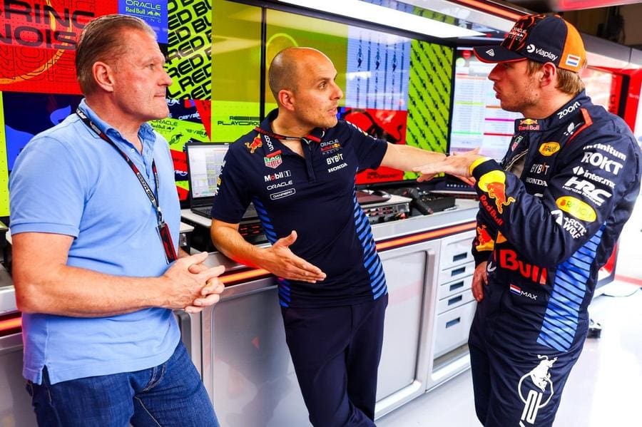 Max Verstappen'dan Lambiase Red Bull ayrılığına destek geldiği anın görüntüsü.