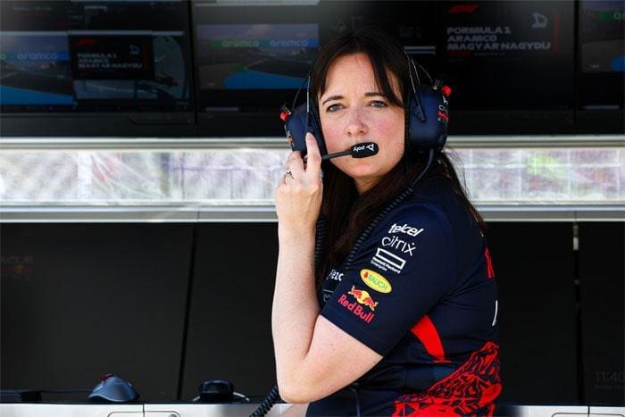 Red Bull stratejisti Hannah Schmitz podyumda zafer kutluyor