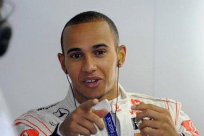 Lewis Hamilton'ın F1 Tarihi'ndeki tartışmalı anlarından bir kare, rekabetin zirvesi