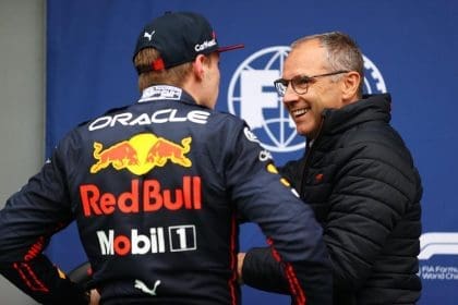 Max Verstappen ve Stefano Domenicali, F1 2026 kuralları hakkında görüş alışverişinde bulunuyor