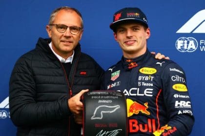 F1 CEO'su Stefano Domenicali ve Max Verstappen'in bir araya geldiği an. Max Verstappen eleştirisi