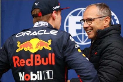 Max Verstappen ve Stefano Domenicali'nin yer aldığı Formula 1 eleştirileri temalı görsel