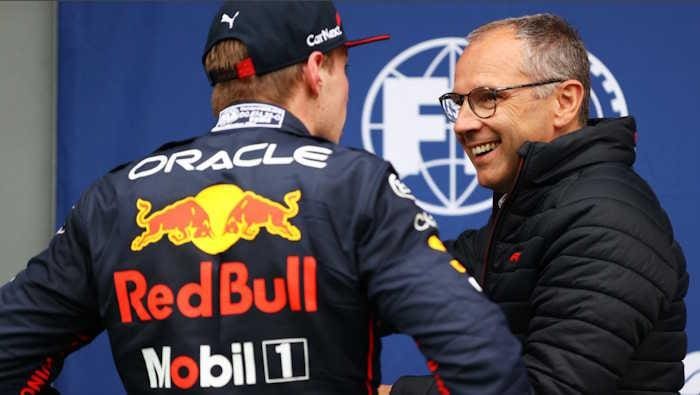 Max Verstappen ve Stefano Domenicali'nin yer aldığı Formula 1 eleştirileri temalı görsel