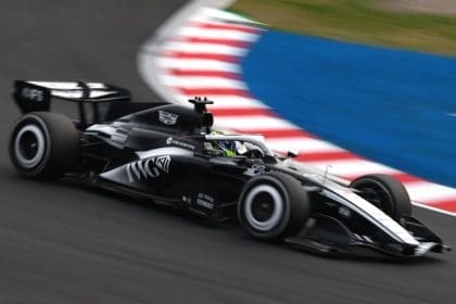 Sergio Perez, Japonya GP'sinde aracıyla virajda, Sergio Perez Cadillac için mücadele ediyor
