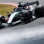 George Russell, Mercedes garajında mühendislerle Mercedes'in zayıflığına çare arayışlarını değerlendiriyor.