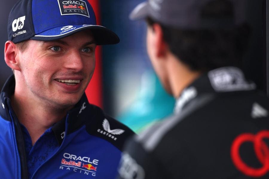 Max Verstappen'in Red Bull F1 aracıyla yarıştığı görsel. Odak: Max Verstappen WEC Hypercar.