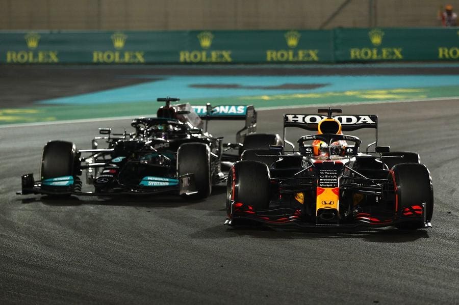 Max Verstappen ve Lewis Hamilton, Abu Dhabi 2021 yarışında kıyasıya mücadele ediyor.