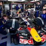 Red Bull F1 aracının pist üzerinde yarıştığı anın görseli.