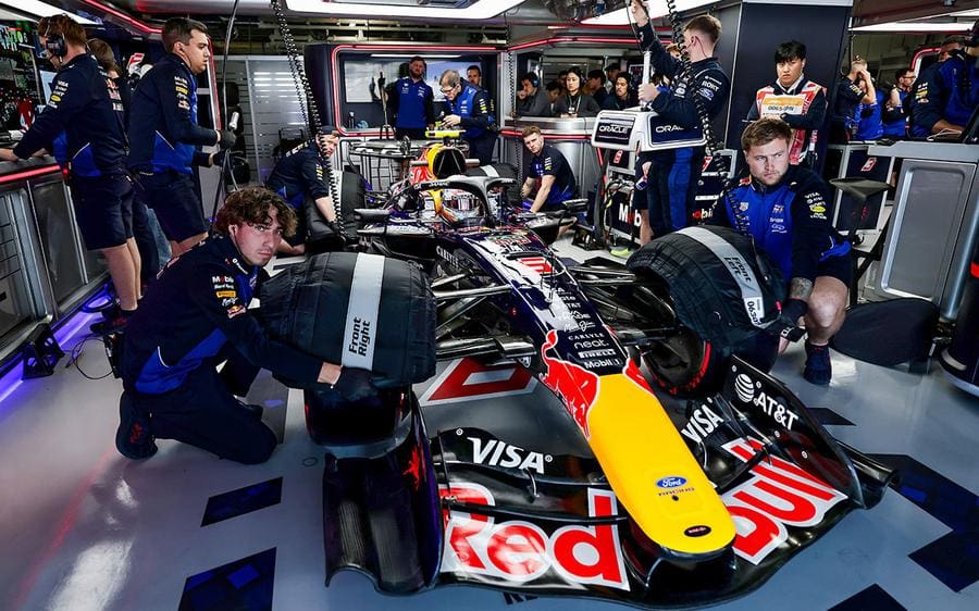 Red Bull F1 aracının pist üzerinde yarıştığı anın görseli.