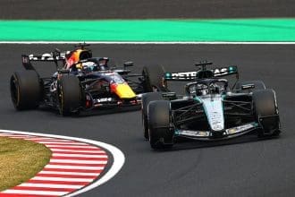 Max Verstappen kaskıyla düşünceli bir ifadeyle pistte, Verstappen F1'i Bırakır mı sorusu akıllarda
