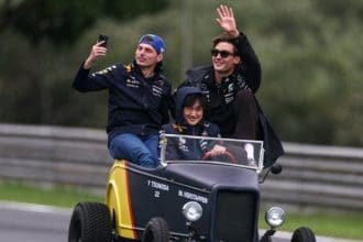 Max Verstappen Red Bull aracıyla yarışırken, odak noktası şampiyonluk.