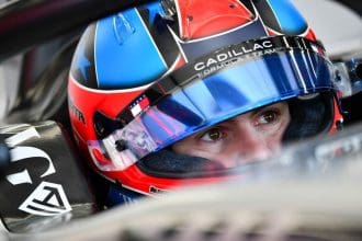 Colton Herta, Cadillac F1 aracıyla Barcelona pistinde sürüş yaparken.