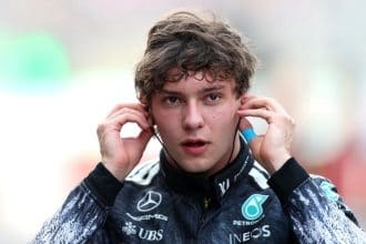 F1'de Antonelli yarışa hazırlanıyor, sakin ve odaklanmış bir ifadeyle