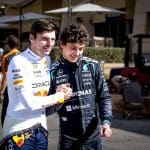 F1'de Genç Yıldız, Yaşlı Kurt rekabetini gösteren yarış aracı fotoğrafı.