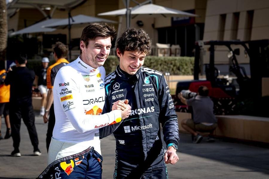 F1'de Genç Yıldız, Yaşlı Kurt rekabetini gösteren yarış aracı fotoğrafı.