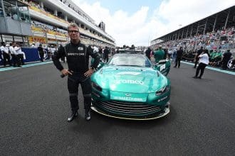 F1 Güvenlik Aracı pistte, Bernd Maylander direksiyonda.