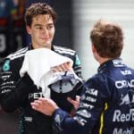 Max Verstappen'in Red Bull aracıyla podyumda sevinirken çekilmiş fotoğrafı. Verstappen F1 geleceği belirsiz.