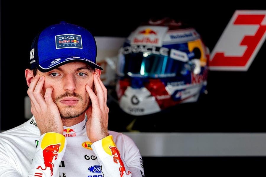 Max Verstappen sürüş yaparken, Verstappen ve F1'in geleceği temalı görsel