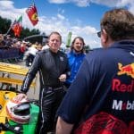 Martin Brundle grid yürüyüşleri sırasında bir pilotla röportaj yaparken