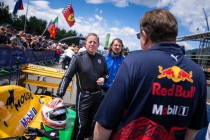 Martin Brundle grid yürüyüşleri sırasında bir pilotla röportaj yaparken