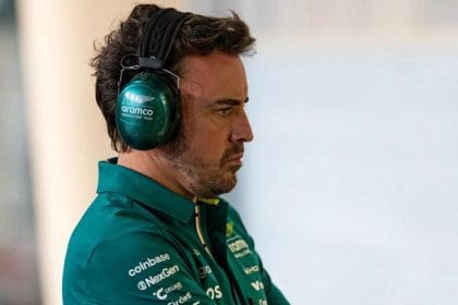 Fernando Alonso, Aston Martin garajında 2026 testleri sırasında